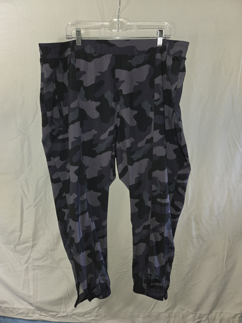 Old Navy Women’s Grey Camouflage Joggers Size XXL